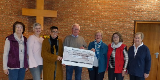 Übergabe des symbolischen Spendenschecks für die Lüdenscheider Tafel an seinen Leiter, Dieter Rabenschlag (4.v.l.) und an Pfarrerin Monika Deitenbeck-Goseberg, Vorsitzende des OFK (4.v.l.) durch Mitglieder des Kreativkreises der Christuskirche (Foto: Weiland)