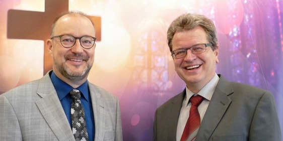 Dr. Christof Grote (l.) aus Attendorn und Martin Pogorzelski aus Halver kandidieren für das Amt des Superintendenten des Evangelischen Kirchenkreis Lüdenscheid-Plettenberg. Die Wahl findet am 20. Juni 2020 im Rahmen der Kreissynode statt (Foto: EKKLP)