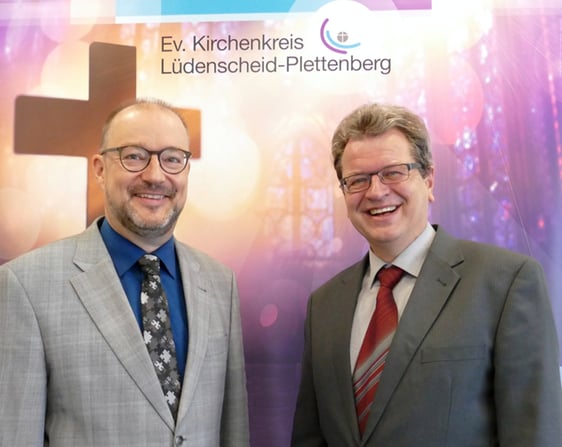Die beiden Superintendenten-Kandidaten, Pfarrer Dr. Christof Grote und Pfarrer Martin Pogorzelski (r.), können sich erst drei Monate später als geplant zu Wahl stellen. Der neue Superintendent wird sein Amt dann erst am 01. November antreten können (Foto: EKKLP)