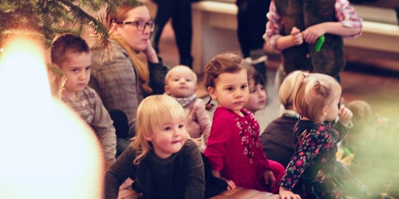 Im Heilig Abend Gottesdienst auf dem Krabbelteppich muss niemand still sitzen. Für Kinder und Erwachsene gibt es eine besondere Atmosphäre, den Gottesdienst in ungewohnter Form zu erleben (Foto: Haidle)