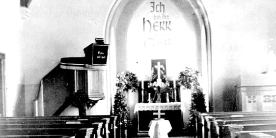 Blick in den Innenraum der ersten Kirche in Grevenbrück, die der heutigen Kirche 1965 weichen musste (Repro: Karl-Hermann Ernst)