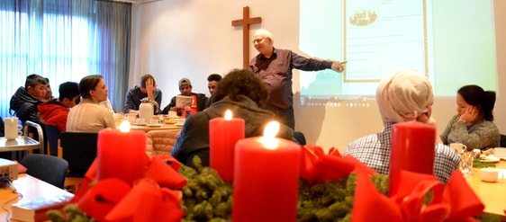 Die Gäste erfuhren mehr über die Herkunft und die Bedeutung des Adventskranzes. Foto: Wolfgang Teipel