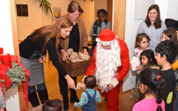 Selbstverständlich war auch der Weihnachtsmann zu Gast. Er beschenkte die Kinder. Foto: Wolfgang Teipel