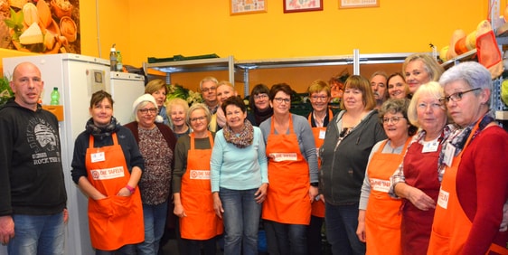 Ein Teil des großen Teams: Diese Frauen und Männer hatten die letzte Lebensmittelausgabe in diesem Jahr übernommen. Foto: Wolfgang Teipel