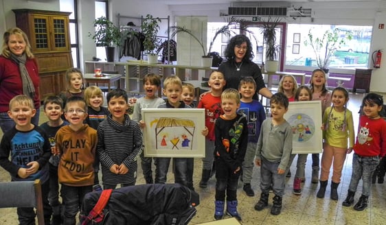 Diese Vorschulkinder aus Attendorn zeigen mit ihren Bildern wie bunt Weihnachten sein kann. Foto: Guido Raith