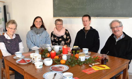 Erfahrungsaustausch beim gemeinsamen Frühstück im Paul-Gerhardt-Haus: Brigitte Decker, Heike Schaefer, Verena Knabe, Philipp Wever und Martin Meißner. Foto: Wolfgang Teipel