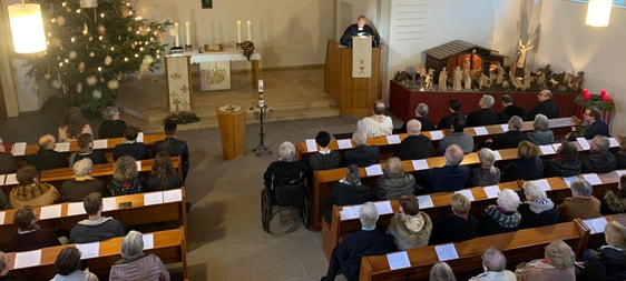 Bis auf den letzten Platz war die Kirche in Grevenbrück bei dem Festgottesdienst besetzt. Aus allen vier Kirchengemeinden waren viele Menschen für diesen besonderen Moment zusammengekommen (Foto: Ernst)