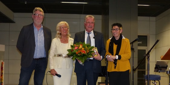 Überkonfessioneller Gebetsabend im Bürgerforum des Rathauses: (v.l.n.r.) Arnd Lüling, der seit vielen Jahren eine wertvolle Hintergrundarbeit leistet, Irmtraut Huneke,Dieter Dzewas, der zum letzten Mal als Bürgermeister am überkonfessionellen Gebetsabend teilnahm und mit Blumen geehrt wurde sowie Pfarrerin Monika Deitenbeck-Goseberg (Foto: Weiland)