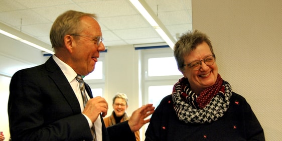Klaus Majoress, Superintendent des Ev. Kirchenkreises Lüdenscheid-Plettenberg, war bei der Bekanntgabe von Doris Korte dabei und konnte der traurigen Stimmung des kommenden Abschieds mit seiner humorvollen Art und Weise entgegenwirken (Foto: Laudien)