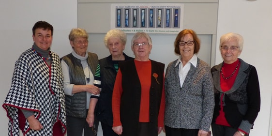 Im Rahmen der Auflösung der Frauenhilfe Lösenbach verabschiedete Gemeindepädagogin Sabine Drescher (l.) das Leitungsteam, bestehend aus Irmel Kühnel (2.v.l.), Ingrid Wissmann (3.v.l.) Marlies Fischer (4.v.l.), Erika Siewert (2.v.r.) und Klärchen Wehner (ganz r.), mit herzlichen Dankesworten für seine langjährige ehrenamtliche Arbeit (Foto: Weiland)