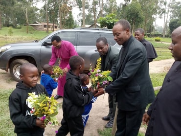 Begrüßung durch die Kinder in Ngando