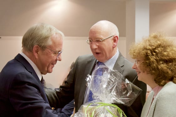 Klaus Majoress verteilte nicht nur wertschätzende Worte, sondern auch Leckereien zur Versüßung des Ruhestands für Ehepaar Schöbel (Foto: Haidle)