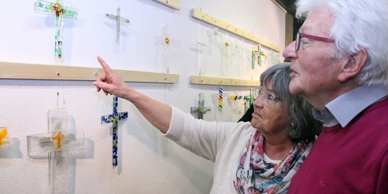 Bis 22. März sind rund 100 Glaskreuze von Christian Weniger-Espelöer im Gemeindezentrum der Erlöserkirche zu sehen (Foto: Salzmann)