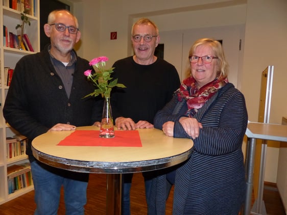 Fotos: Nach dem Tod von Pfarrerin Monika Deitenbeck-Goseberg teilen sich die beiden bisherigen stellvertretenden Vorsitzenden - Friedhelm Rosemann (M.) und Frank Alles (l .) - den OFK-Vorsitz. Als Schriftführerin wurde Ruth Giebels (r.) wiedergewählt (Foto: Weiland)