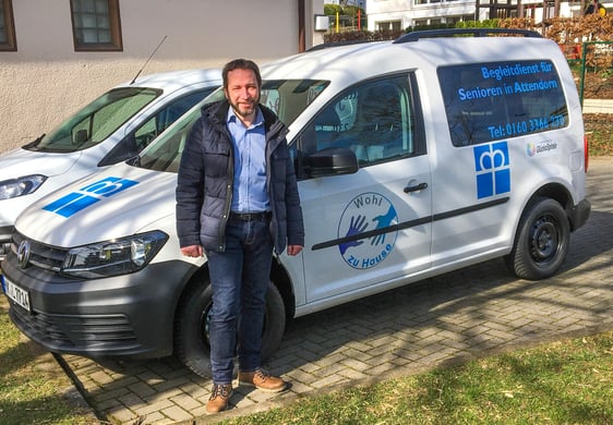 Bernd Herweg steht mit dem neuen „Wohl zu Hause“-Wagen des Diakonischen Werkes für spontane Hilfsfahrten zur Verfügung.