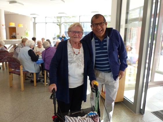 Schwester Annegrete Hintz, mit Pastor Angel Barrientos , auf der Feier zu ihrem 80. Geburtstag