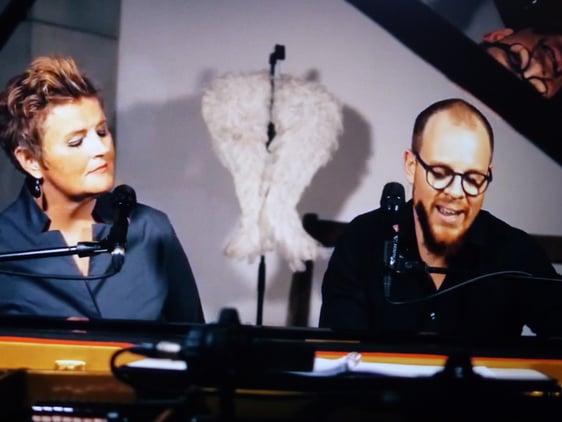 Das Duo „2luegel“, das sich aus der aus Schalksmühle stammenden Theologin, Evangelistin und Autorin Christina Brudereck und dem Pianisten, Komponisten und Dozenten Benjamin Seipel zusammensetzt, präsentierte am Karfreitag sein Passionsprogramm „Mit Leidenschaft leben“ vor rund 1000 Leuten – darunter vielen aus dem heimischen Raum – live auf Youtube