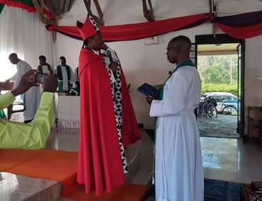 Bischof Dr. Keshomshahara und Superintendent Arnold Mudogo bei der Einführung