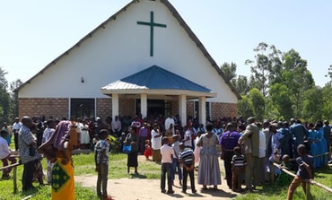 Vor der Kirche in Kashozi