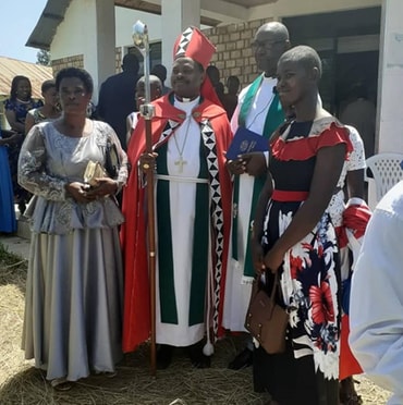 Bischof Keshomshahara mit Familie Mudogo (leider fehlt der Sohn)