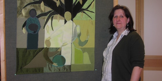 Barbara Ohle, die ein neues Antependium zum Thema „Pfingsten“ für den Altar der Apostelkirche geschaffen hat und dieses im Gottesdienst in der Kirche im Stadtteil Bierbaum am Pfingstmontag vorstellt (Foto: Weiland)