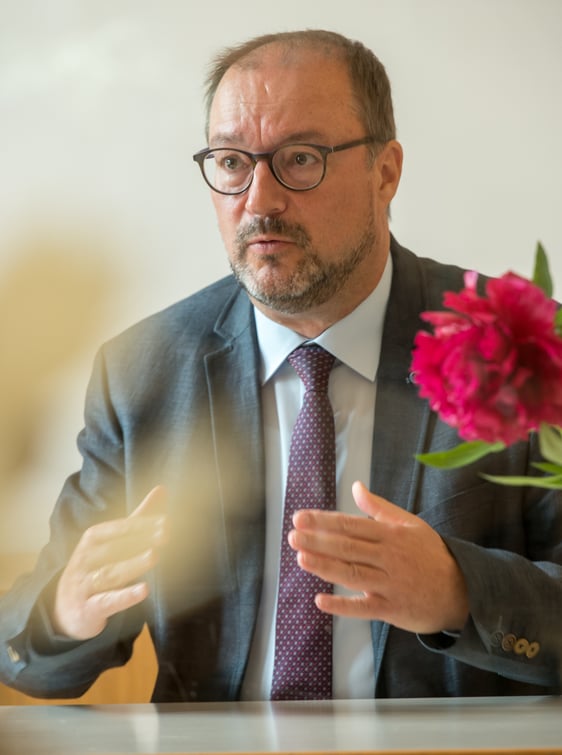 Dr. Christof Grote sieht für das Amt des Superintendenten u.a. drei Dinge als wichtig an: Ein Herz für Menschen, einen Sinn für Zahlen und nah bei Gott sein (Foto: Büdenbender)