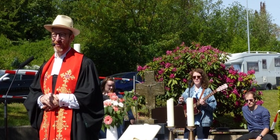 Pfarrer Sebastian Schultz leitete den Open-Air-Pfingstgottesdienst auf dem Gelände der Markuskirche (Foto: Weiland)