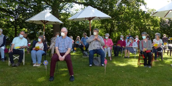 Die Gemeinde war froh und dankbar, dass der traditionelle Open-Air-Gottesdienst – wenn auch unter anderen Rahmenbedingungen – auf dem Gelände des Gemeindezentrums Lösenbach zu Pfingsten stattfinden konnte (Foto: Weiland)