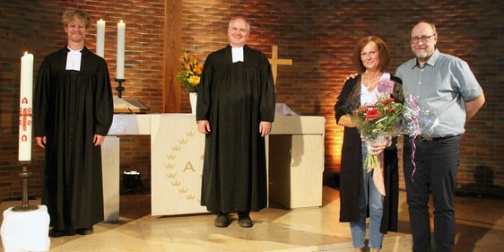 Viel Beifall gab es für Margitta und Wolfgang Hahn, die die beiden Pfarrer Steffen Pogorzelski (links) und Eckart Link beim ersten Präsenzgottesdienst aus dem hauptamtlichen Dienst verabschiedeten (Foto: Salzmann)