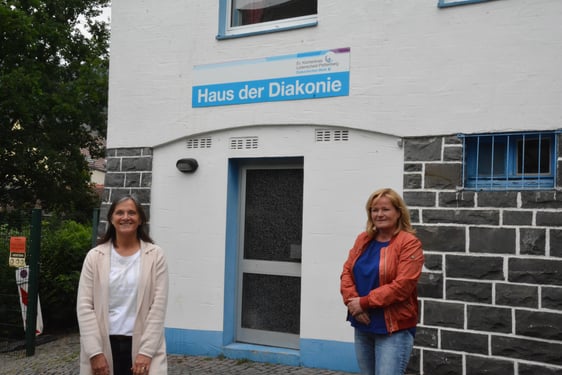 Heike Schaefer (links) und Anne Jahn stellten den Ablauf der „kontaktarmen Tafel“ im und am „Haus der Diakonie“ vor (Foto: Wolfgang Teipel)