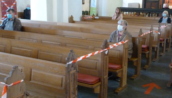 Viel Absperrband und Abstand - darauf müssen die Besucher der Apostelkirche achten (Foto: Gerhard)