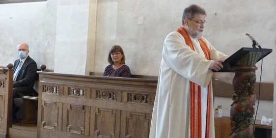 Für Mitwirkende am Gottesdienst, wie zum Beispiel Pfarrer Bodo Meier (r), gibt es keine Maskenpflicht (Foto: Gerhard)