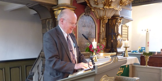 Pfarrer Martin Spindler leitete den ersten der auch während der momentanen Sommerferien regelmäßig dienstags nachmittags in der Servatiuskirche stattfindenden Bibel-Nachmittagsgottesdienste, der diesmal der Betrachtung der Gestalt des alttestamentarischen Königs Salomo galt (Foto Crummenerl)