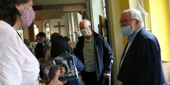 Johannes Broxtermann (r.) stellt sein Buch im Gottesdienst in der Kirche in Oberrahmede vor (Foto: Görlitzer)