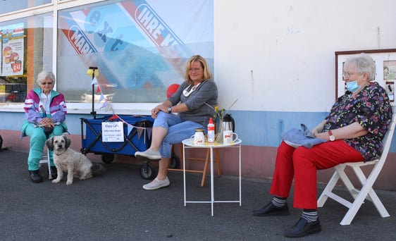 Anne Jahn (Mitte) unterhält sich prächtig mit zwei Besucherinnen des Klapp-Cafés. Foto: Wolfgang Teipel/dw