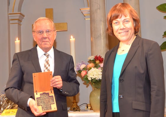 Dr. Annette Kurschuss, Präses der Evangelischen Kirche von Westfalen, zeichnete Klaus Majoress mit dem bronzenen kreuz der Landeskirche aus (Foto: Wolfgang Teipel)
