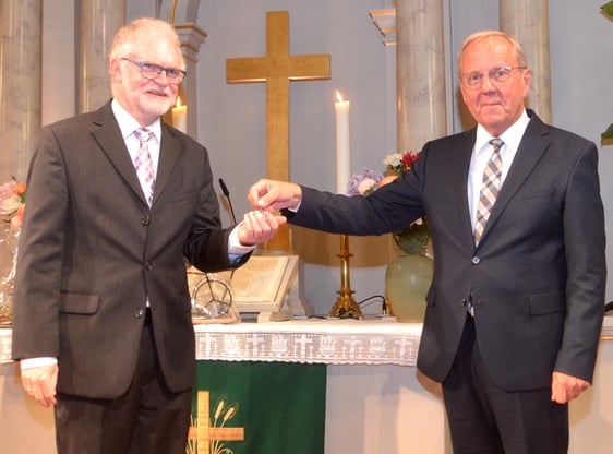 Klaus Majoress (rechts) überreichte Peter Winterhoff den Ge-neralschlüssel für das Haus der Kirche an der Hohfuhrstraße. Winterhoff wird als Assessor des Kirchenkreises die Amtsgeschäfte bis zur Einführung des neuen Superintendenten führen (Foto: Wolfgang Teipel)