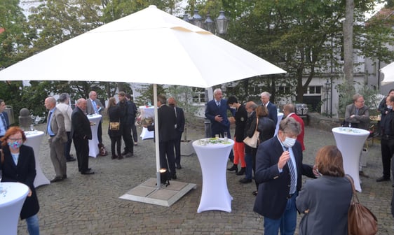 Stehempfang unter freiem Himmel: Nach der Feier kamen die Gäste auf dem Platz vor der Lüdenscheider Erlöserkirche zusammen (Foto: Wolfgang Teipel)