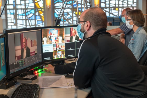 Mit einem großen Technikaufwand wurde der erste Vorstellungsabend auch als Internet-Livestream produziert. Hier konnten sich auch Zuschauer mit Fragen direkt an die Kandidaten wenden. (Foto: Martin Büdenbender)