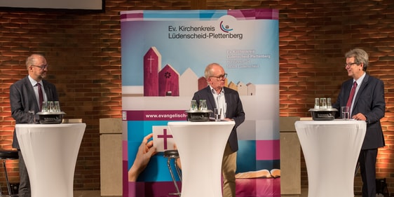 Die erste Vorstellungsrunde von Christof Grote und Martin Pogorzelski, unter Leitung des Dortmunder Journalisten Uwe von Schirp (Mitte), fand in der Lüdenscheider Kreuzkirche statt (Foto: Martin Büdenbender)