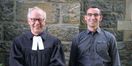 Pfarrer Dirk Vetter (links) vom Kirchenkreis Lüdenscheid-Plettenberg - im Bild mit Pfarrer Torsten Beckmann - wirkt ab sofort ergänzend in der Kirchengemeinde Schalksmühle-Dahlerbrück (Foto: Salzmann)