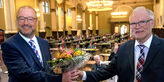 Dr. Christof Grote (l.) aus Attendorn wurde zum neuen Superintendenten des Ev. Kirchenkreises Lüdenscheid-Plettenberg gewählt. Als erstes wurde er hierzu von Pfarrer Peter Winterhoff beglückwünscht, der die Wahlsynode leitete (Foto: Martin Büdenbender)