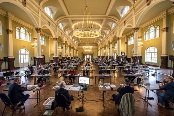 Aufgrund des umfangreichen Corona-Schutzkonzepts wurde die Synode diesmal in der historischen Schützenhalle in Lüdenscheid durchgeführt (Foto: Martin Büdenbender)