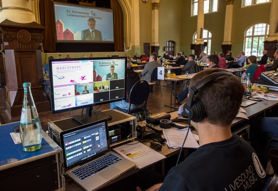 Mit einem großen Technikaufwand wurden für die Synodale sehr guten Rahmenbedingungen geschaffen. So konnten alle Anwesenden, trotz der großen Abstände in der Halle, die Synode in Wort und Bild sehr gut mitverfolgen (Foto: Martin Büdenbender)