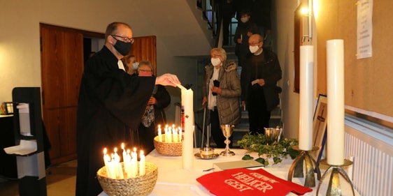 Jeder Gottesdienstbesucher – so auch Superindentent Dr. Christof Grote – war eingeladen, am Ausgang an der Osterkerze zum Abschied eine Kerzen zu entzünden (Foto: Görlitzer)