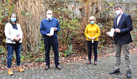 Vor der Tafelausgabe am Donnerstag überbrachten Lions-Präsident Christian Crone (rechts) und Detlef Seidel die Gutscheine. Heike Schaefer (links) und Karin Burzlaff bedankten sich für die Spende des Lions Clubs Werdohl/Altena. Foto: Wolfgang Teipel/dw