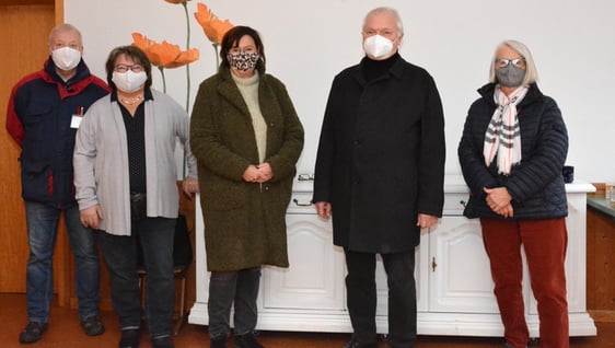 Gabi Schuppe, Petra Gotthardt, Heinz Rohe und Ulrike Seidel (links Tafel-Fahrer Ralf Kronfeld) überbrachten die Spende. Foto: Wolfgang Teipel/dw