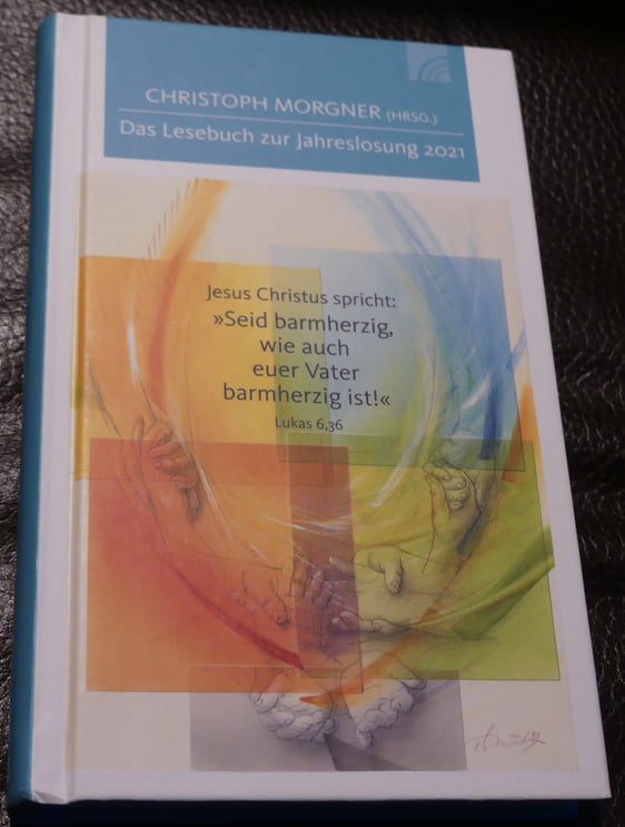 Der Buchtitel des Lesebuchs zur Jahreslosung für das Jahr 2021 wurde die Jahreslosung im Atelier Eberhard Münch in leuchtende Farben umgesetzt (Foto: Weiland)