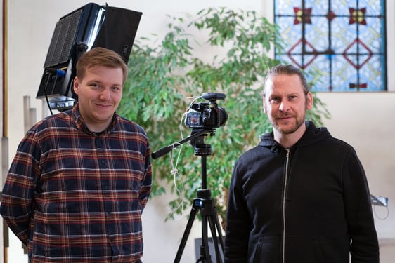 Pascal Grüber (links) und Daniel Scharf (rechts) sind für die Online-Gottesdienste in der Oberrahmede zuständig. (Foto: Iris Kannenberg)