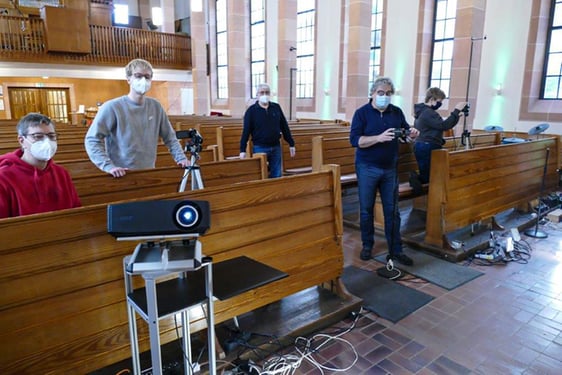 Das komplette Technik-Team der Friedenskirche kurz vor dem sonntäglichen Livestream. (Foto: Iris Kannenberg)